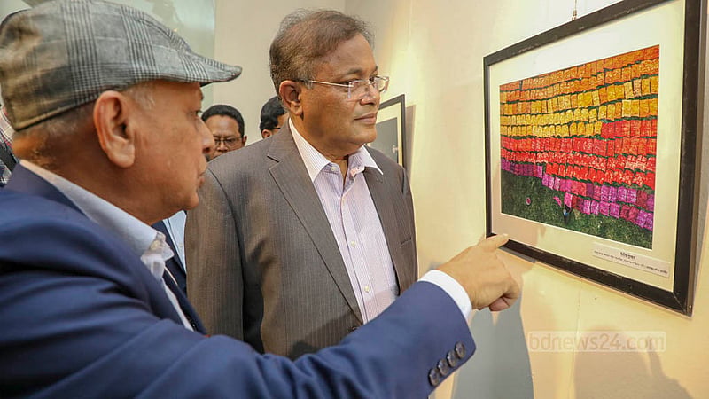জাতীয় চিত্রশালা বৃহস্পতিবার আলোকচিত্র প্রদর্শনী ‘রূপসী বাংলা’ শেষে ঘুরে দেখেন তথ্যমন্ত্রী হাছান মাহমুদ।