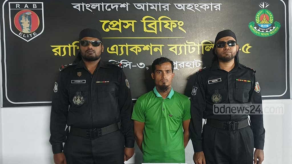 জয়পুরহাটে ট্রাকে আগুন দেওয়ার অভিযোগে যুবক গ্রেপ্তার