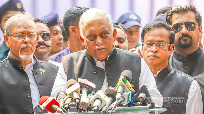 জেল হত্যা দিবসের সকালে রাজধানীর নাজিমুদ্দিন রোডে পুরনো কেন্দ্রীয় কারাগারে জাতীয় চার নেতার প্রতিকৃতিতে শ্রদ্ধা নিবেদন শেষে সাংবাদিকদের সঙ্গে কথা বলেন স্বরাষ্ট্রমন্ত্রী আসাদুজ্জামান খান কামাল।