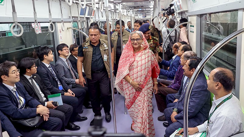 মেট্রোরেলের মতিঝিল অংশ উদ্বোধনের পর শনিবার অন্য যাত্রীদের সঙ্গে প্রধানমন্ত্রী শেখ হাসিনা।&amp;nbsp;ছবি: সাইফুল ইসলাম কল্লোল