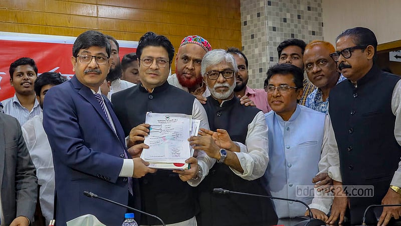ঢাকা-১০ আসনের নৌকার মাঝি হয়ে চিত্রনায়ক ফেরদৌস আহমেদ বৃহস্পতিবার সেগুনবাগিচায় রিটার্নিং কর্মকর্তার কার্যালয় গিয়ে মনোনয়নপত্র জমা দেন।