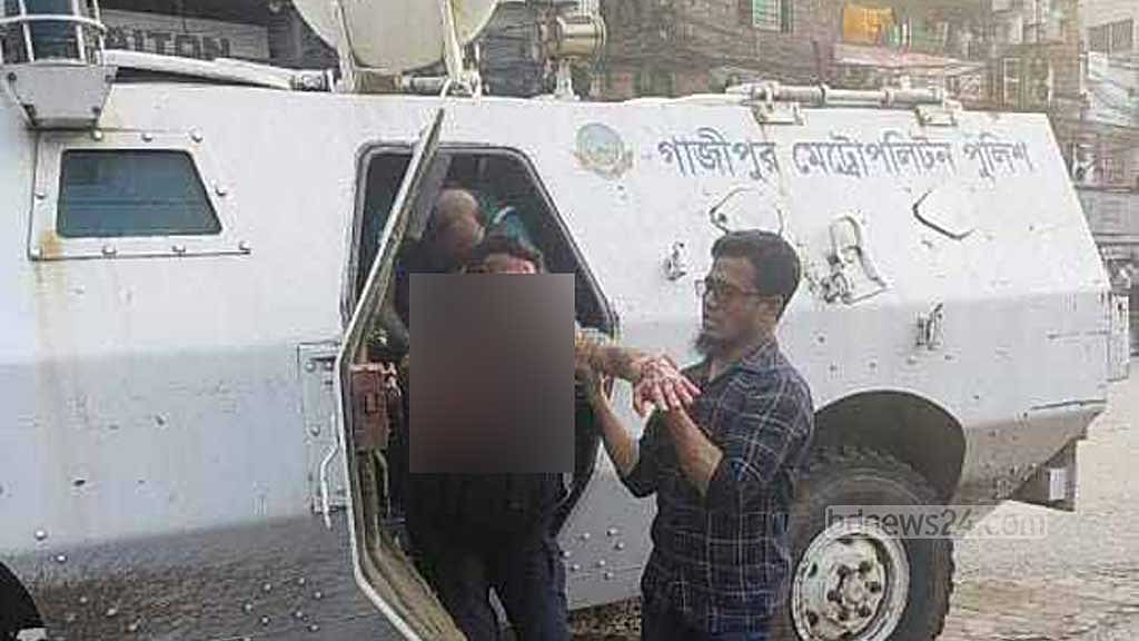 গাজীপুরে সাঁজোয়া যানের মধ্যে সাউন্ড গ্রেনেড বিস্ফোরণে ৩ পুলিশ আহত