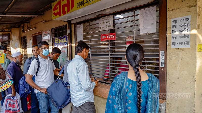বিএনপি-জামায়াতের ডাকা তৃতীয় দফার অবরোধের পর ঢাকার মহাখালী বাস টার্মিনালে শুক্রবার বিকালে একটি কাউন্টার থেকে টিকেট কাটছেন কিনছেন যাত্রীরা।