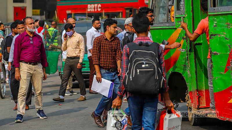 বিএনপি-জামায়াতের ডাকা অবরোধের দ্বিতীয় দিন ঢাকার কারওয়ান বাজার এলাকায় গণপরিবহন চলাচল ছিল বেশ কম; এতে ভোগান্তিতে পড়েন যাত্রীরা।&amp;nbsp;ছবি: তাওহীদুজ্জামান তপু