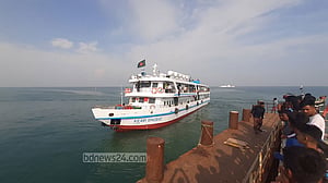 ৩ নম্বর সতর্ক সংকেত, সেন্ট মার্টিনের পথে জাহাজ বন্ধ