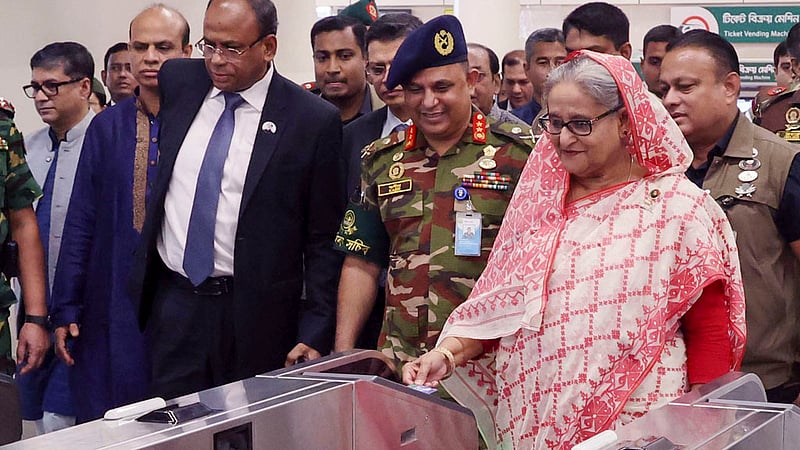 মেট্রোরেলের মতিঝিল অংশ উদ্বোধনের পর শনিবার অন্য যাত্রীদের সঙ্গে প্রধানমন্ত্রী শেখ হাসিনা।&amp;nbsp;ছবি: সাইফুল ইসলাম কল্লোল