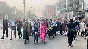 অবরোধের মধ্যে রাজধানীতে বিএনপির ঝটিকা মিছিল