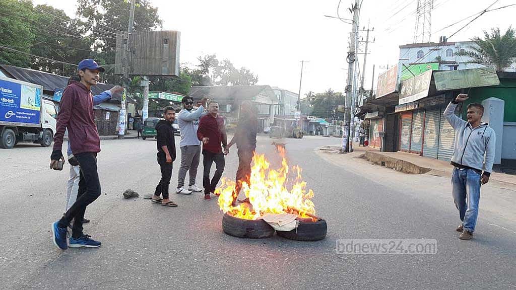 সিলেটে সড়কে টায়ার জ্বালিয়ে বিক্ষোভ, যান চলাচলে বাধা