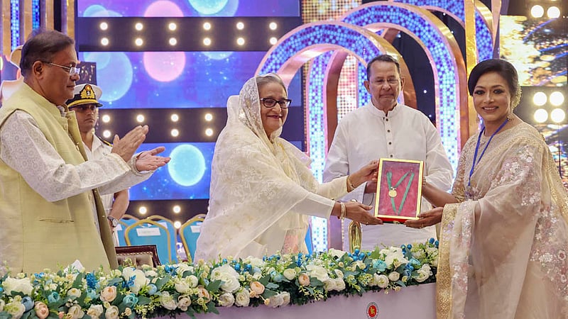 জাতীয় চলচ্চিত্র পুরস্কার ২০২২ বিতরণ অনুষ্ঠানে অভিনেত্রী রোজিনার হাতে আজীবন সম্মাননা স্মারক তুলে দেন প্রধানমন্ত্রী শেখ হাসিনা।