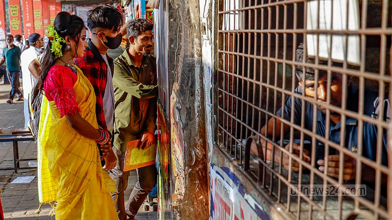 বিএনপি-জামায়াতের ডাকা তৃতীয় দফার অবরোধের পর ঢাকার মহাখালী বাস টার্মিনালে শুক্রবার বিকালে একটি কাউন্টার থেকে টিকেট কাটছেন কিনছেন যাত্রীরা।