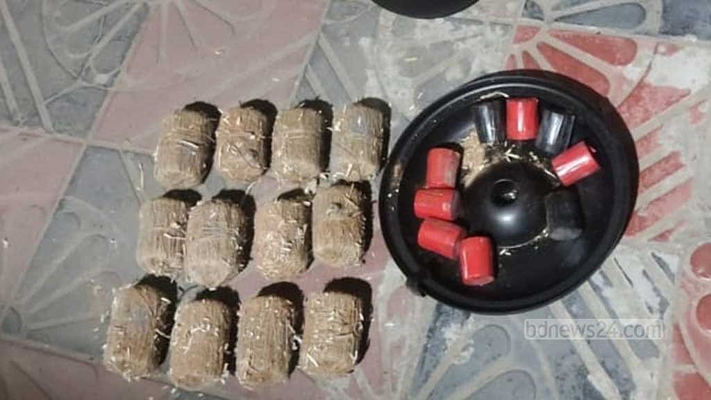 যশোরে পৃথক অভিযানে ৩০টি হাতবোমা উদ্ধার