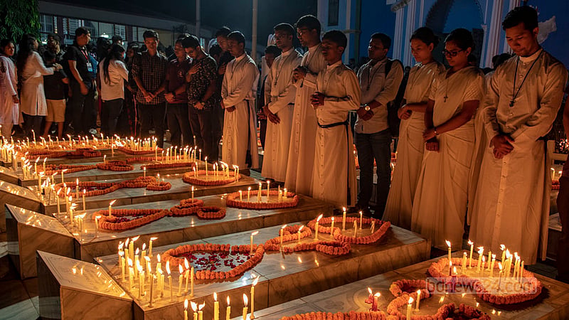 অল সোলস ডে'তে ঢাকার ওয়ারীতে খ্রিস্টান সমাধি ক্ষেত্রে প্রয়াতের আত্মার শান্তি কামনায় প্রার্থনা করেন স্বজনরা।&amp;nbsp;ছবি: মোস্তাফিজুর রহমান