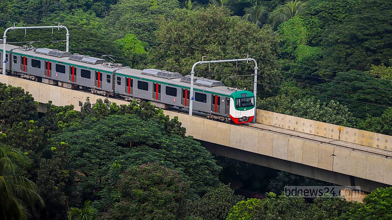 প্রধানমন্ত্রী শেখ হাসিনাকে বহনকারী মেট্রোরেল ঢাকা বিশ্ববিদ্যালয় এলাকা হয়ে যাচ্ছে মতিঝিল স্টেশনে।&amp;nbsp;ছবি: তাওহীদুজ্জামান তপু