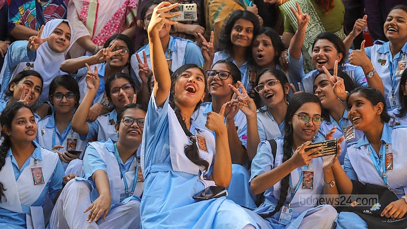 এইচএসসিতে ভালো ফলাফলের মুহূর্তটি ক্যামেরাবন্দি করে রাখছেন ভিকারুননিসা নূন স্কুল ও কলেজের শিক্ষার্থীরা।&amp;nbsp;ছবি: তাওহীদুজ্জামান তপু