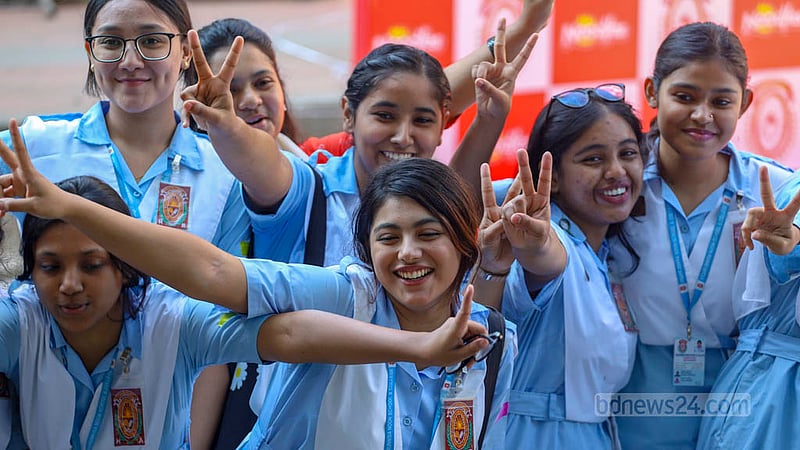 এই আনন্দ এইচএসসিতে ভালো ফল করার। ছবিটি রোববার ভিকারুননিসা নূন স্কুল ও কলেজের।&amp;nbsp;ছবি: তাওহীদুজ্জামান তপু