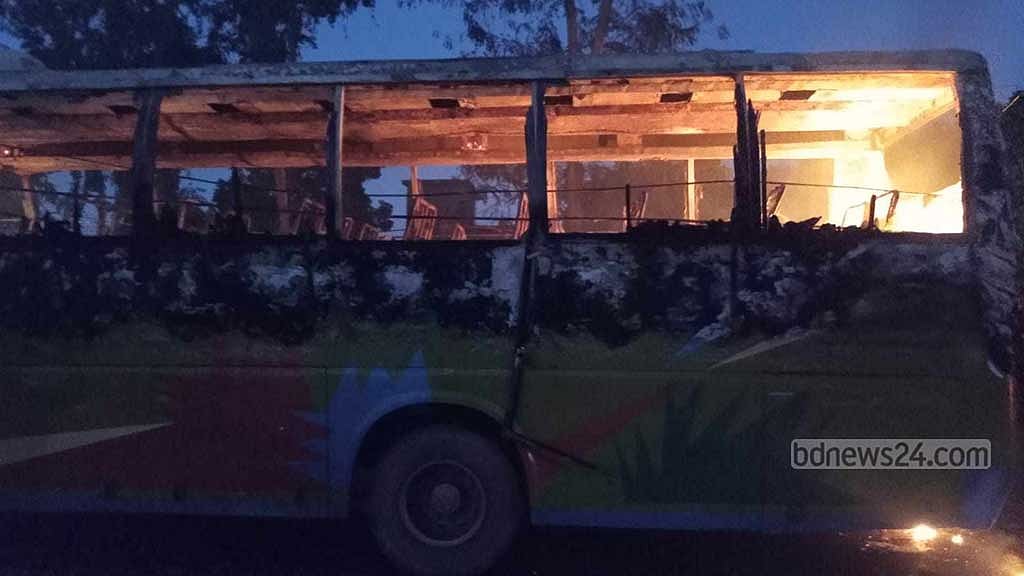 চলন্ত যাত্রীবাহী বাসে আগুন দিয়ে পালাল চার যুবক