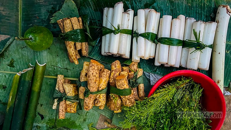 খাগড়াছড়ির দীঘিনালায় নারী বিক্রেতাদের হাটে মেলে জুমে উৎপাদিত বিভিন্ন ধরনের ফসল, পাহাড়ি ছড়ার মাছ ও প্রকৃতি থেকে সংগ্রহ করা বিভিন্ন সবজি।&amp;nbsp;ছবি: সমির মল্লিক