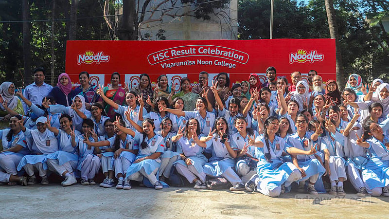 এইচএসসির ফলাফল প্রকাশের পর রোববার ভিকারুননিসা নূন স্কুল ও কলেজ শিক্ষকদের সঙ্গে ছবি তোলেন শিক্ষার্থীরা।&amp;nbsp;ছবি: তাওহীদুজ্জামান তপু