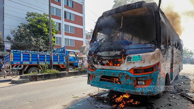 বিএনপি ও জামায়াতের ডাকা অবরোধের দ্বিতীয় দিনে বুধবার মুগদা মেডিকেল কলেজ হাসপাতালের সামনে বেলা ১১টার দিকে একটি যাত্রীবাহী বাসে আগুন দেয় দুর্বৃত্তরা।&amp;nbsp;ছবি: মাহমুদ জামান অভি