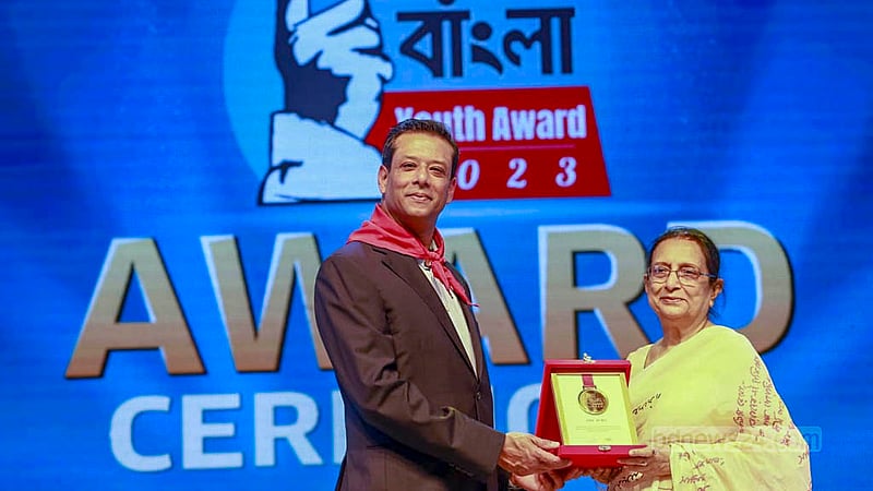 জয় বাংলা ইয়ুথ অ্যাওয়ার্ডের বিচারক বীর মুক্তিযোদ্ধা ড. মখদুম নার্গিসের হাতে সম্মাননা ক্রেস্ট তুলে দেন প্রধানমন্ত্রীর আইসিটি উপদেষ্টা সজীব ওয়াজেদ জয়।