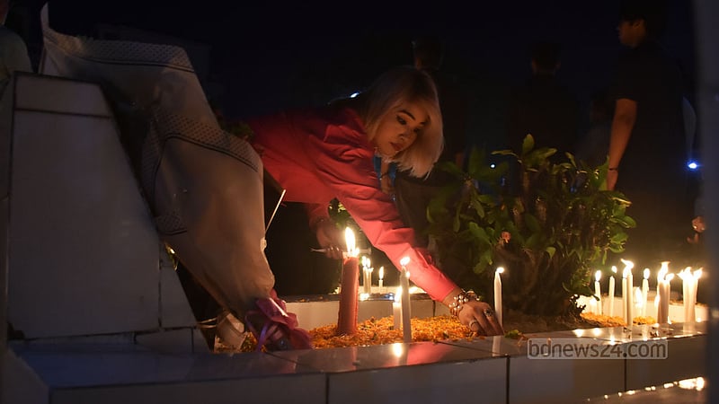 চট্টগ্রামের পাথরঘাটায় গির্জার সমাধিস্থলে মৃত স্বজনদের আত্মার শান্তি কামনায় ফুলের পাপড়িছিটিয়ে, আগরবাতি ও মোমবাতি প্রজ্বালন করে ‘অল সোলস ডে’ পালন করে ক্যাথলিক খ্রিস্টানরা।&amp;nbsp;ছবি: সুমন বাবু