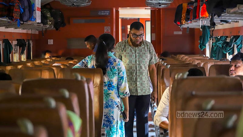 ঢাকা থেকে যাত্রী নিয়ে প্রথম পদ্মা সেতু হয়ে খুলনা যাচ্ছে সুন্দরবন এক্সপ্রেস; দিনটির সাক্ষী হতে ট্রেন ছিল প্রায় যাত্রীভর্তি।&amp;nbsp;ছবি: তাওহীদুজ্জামান তপু