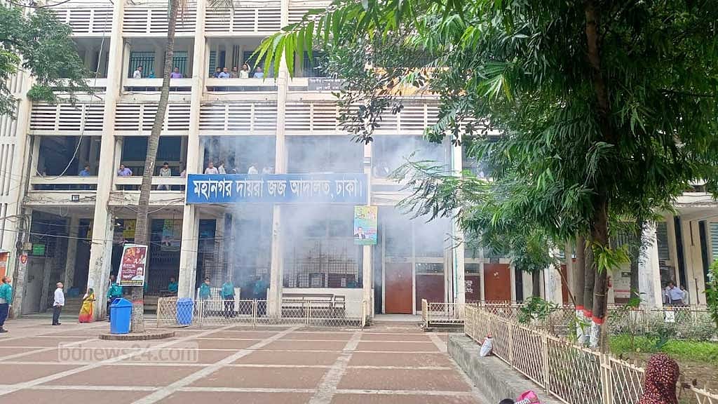 আদালত চত্বরে বোমাবাজির পেছনে দুজন