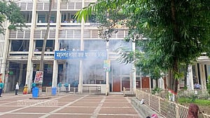 আদালত চত্বরে বোমাবাজির পেছনে দুজন