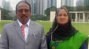 নীলফামারী-৩: নৌকার মাঝির সঙ্গে ‘ডামি প্রার্থী’ হলেন স্ত্রী