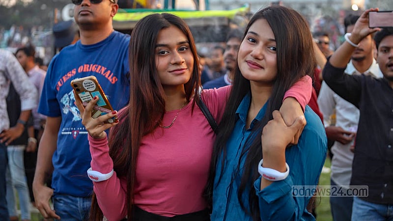 কোক স্টুডিও বাংলার কনসার্ট দেখতে শুক্রবার আর্মি স্টেডিয়ামের ভেতর ছবি তুলতে দেখা যায় অনেককেই।&amp;nbsp;ছবি: তাওহীদুজ্জামান তপু