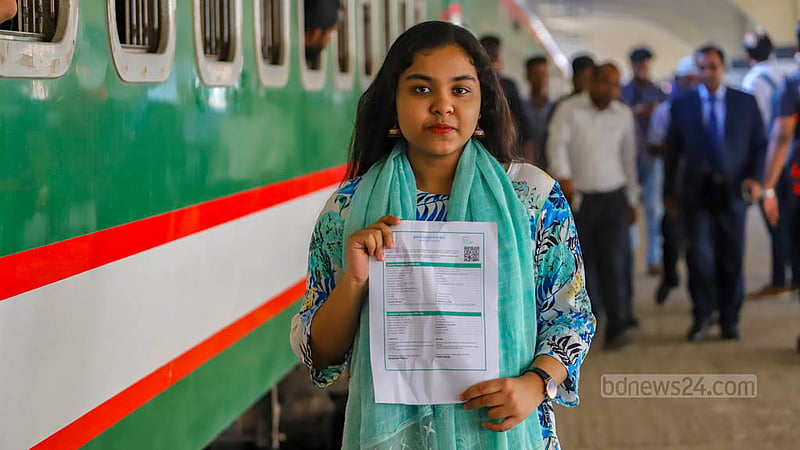 ঢাকা থেকে পদ্মা সেতু হয়ে খুলনা যাবে সুন্দরবন এক্সপ্রেস, যাত্রী হয়ে যাচ্ছেন সায়রা আলম। তার গন্তব্য অবশ্য ফরিদপুর।&amp;nbsp;ছবি: তাওহীদুজ্জামান তপু