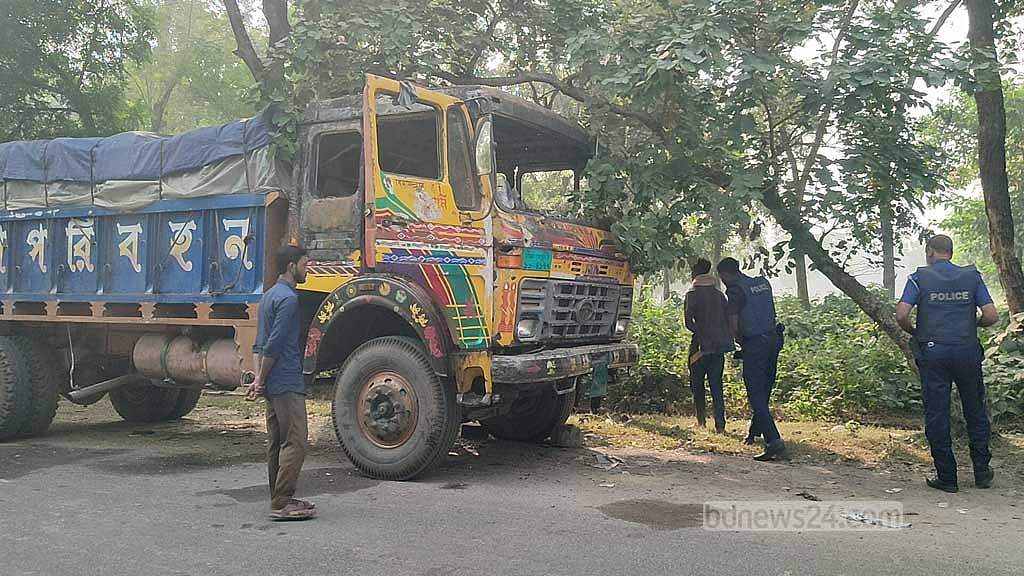 সিরাজগঞ্জে ট্রাকে আগুন: বিএনপি ও জামায়াতের ২ নেতা গ্রেপ্তার
