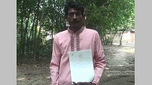 এমপি হওয়ার বাসনায় জমি বেচে মনোনয়নপত্র তুললেন চৌকিদার