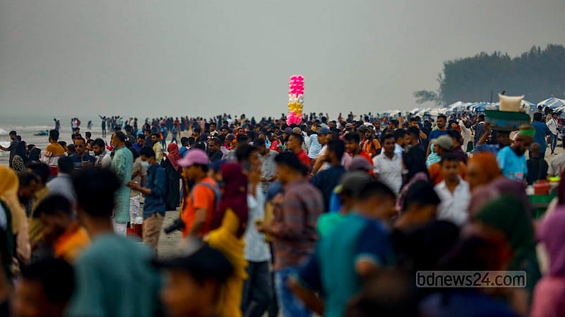 অবরোধের মধ্যে রোববার কক্সবাজার সমুদ্র সৈকতের লাবণী পয়েন্টে পর্যটকের ঢল নামে।&amp;nbsp;ছবি: মাহমুদ জামান অভি