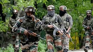 কাশ্মীরে ‘পাকিস্তানি জঙ্গি’ ও ৪ ভারতীয় সেনা নিহত