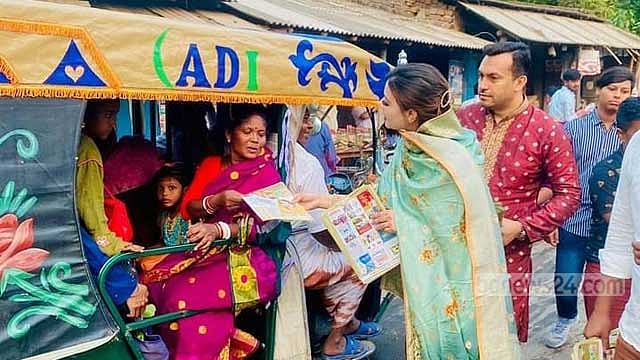 চাঁপাইনবাবগঞ্জ-২ আসনে গণসংযোগে চিত্রনায়িকা মাহি