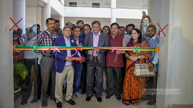 শিল্পকলা একাডেমির জাতীয় চিত্রশালায় বৃহস্পতিবার ‘রূপসী বাংলা’ শিরোনামে ১০ দিনের আলোকচিত্র প্রদর্শনী উদ্বোধন করেন তথ্যমন্ত্রী হাছান মাহমুদ ও শিল্পকলার মহাপরিচালক লিয়াকত আলী লাকী।