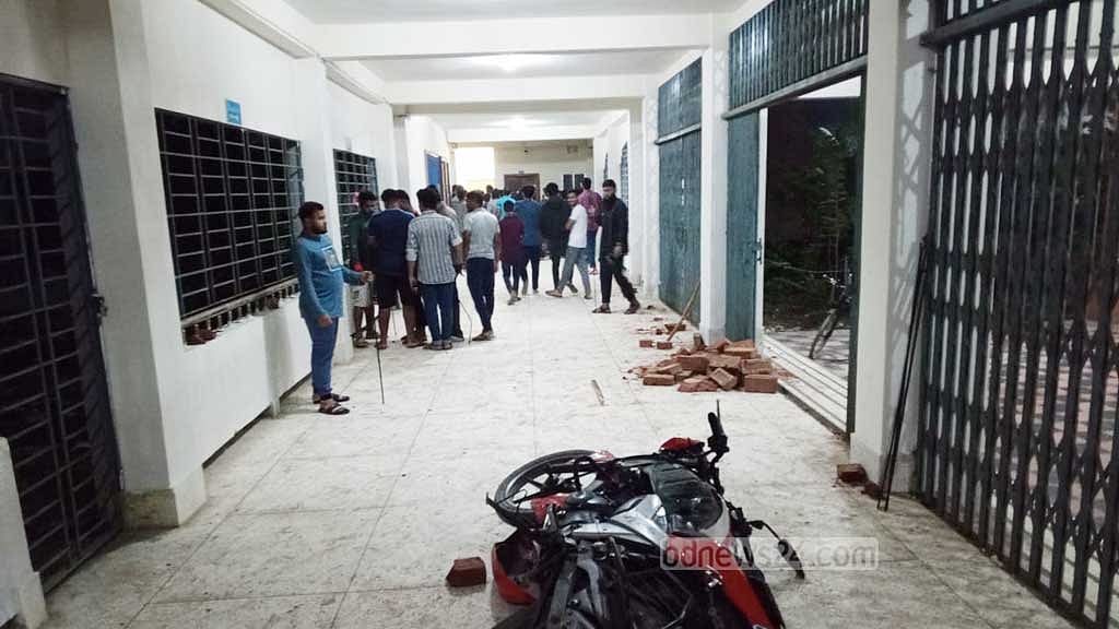 বরিশাল ইঞ্জিনিয়ারিং কলেজে প্রতিপক্ষের হামলায় আহত ১৫