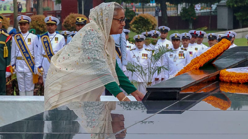 প্রধানমন্ত্রী শেখ হাসিনা মঙ্গলবার সকালে সশস্ত্র বাহিনী দিবস উপলক্ষে ঢাকা সেনানিবাসের শিখা অনির্বাণে পুষ্পস্তবক অর্পণ করেন।