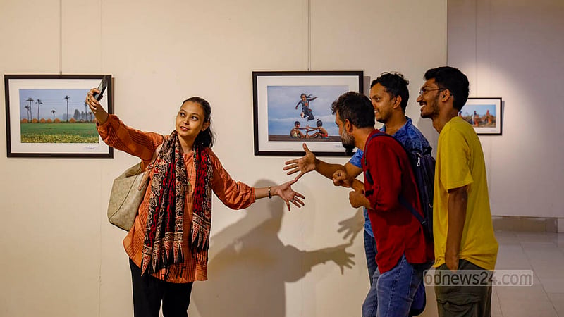 বাংলাদেশ ফটো জার্নালিস্টস অ্যাসোসিয়েশন ও শিল্পকলা একাডেমির যৌথ উদ্যোগে বৃহস্পতিবার শুরু হয়েছে ‘রূপসী বাংলা’ শিরোনামে ১০ দিনের আলোকচিত্র প্রদর্শনী। শিল্পকলা একাডেমির জাতীয় চিত্রশালায় এ প্রদর্শনী দেখতে এসে অনেকেই সেলফি তোলেন।