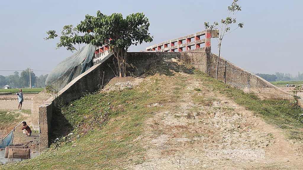 কালভার্টের বয়স এক যুগ, সংযোগ সড়কের খবর নেই