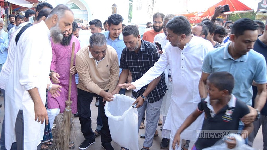 দায়িত্ব নেওয়ার দুদিনের মাথায় রাস্তা পরিষ্কারে সিলেটের মেয়র