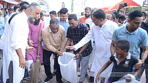 দায়িত্ব নেওয়ার দুদিনের মাথায় রাস্তা পরিষ্কারে সিলেটের মেয়র
