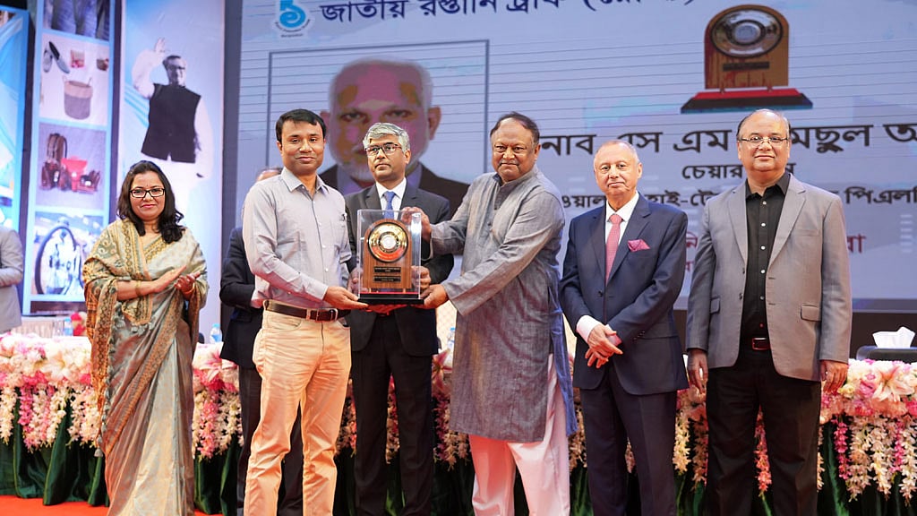 জাতীয় রপ্তানি ট্রফি পেল ওয়ালটন