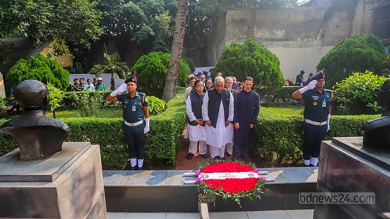 জেল হত্যা দিবসে শুক্রবার নাজিমউদ্দিন রোডের পুরনো কেন্দ্রীয় কারাগারে জাতীয় চার নেতার প্রতিকৃতিতে স্থানীয় সংসদ সদস্য হাজী সেলিমকে সঙ্গে নিয়ে শ্রদ্ধা জানান স্বরাষ্ট্রমন্ত্রী আসাদুজ্জামান খান কামাল।
