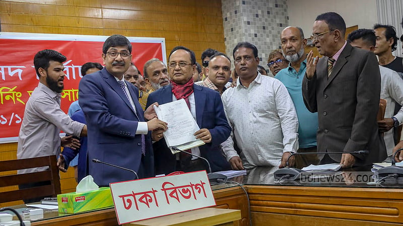 ঢাকার সেগুনবাগিচায় রিটার্নিং কর্মকর্তার কার্যালয়ে বৃহস্পতিবার মনোনয়নপত্র জমা দেন ঢাকা-৬ আসনের বর্তমান সংসদ সদস্য জাতীয় পার্টির কাজী ফিরোজ রশিদ।