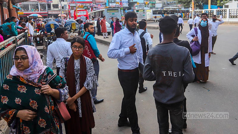 ঢাকার ফার্মগেইট এলাকায় হরতালের প্রথম দিন রোববার দুপুরে বাসের অপেক্ষায় যাত্রীরা।&amp;nbsp;ছবি: তাওহীদুজ্জামান তপু