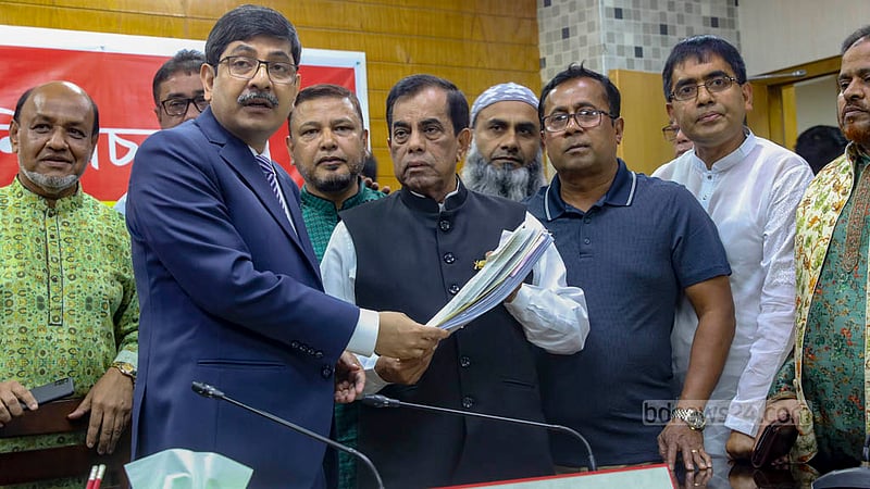ঢাকার সেগুনবাগিচায় বৃহস্পতিবার রিটার্নিং কর্মকর্তার কার্যালয় এসে মনোনয়নপত্র জমা দেন ঢাকা-১১ আসনের আওয়ামী লীগের প্রার্থী মোহাম্মদ ওয়াকিল উদ্দিন।