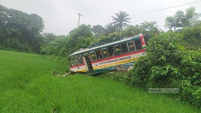 গাজীপুরে শ্রমিকবাহী বাস নিয়ন্ত্রণ হারিয়ে খাদে, চালক নিহত