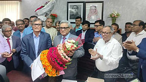 দায়িত্ব নিলেন ঢাবির নতুন উপাচার্য মাকসুদ কামাল
